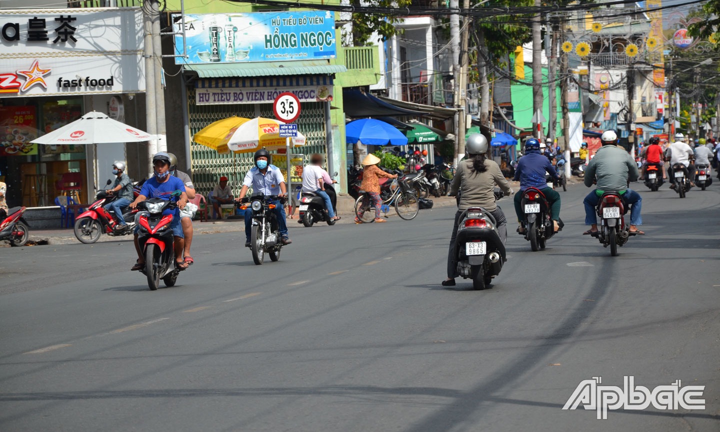Người dân ra đường đông hơn, có người mang khẩu trang chỉ để đối phó.