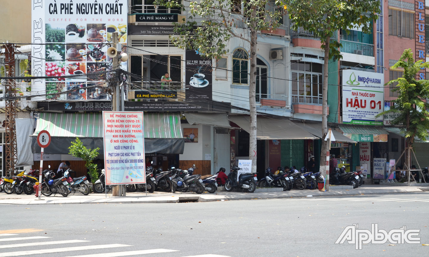 Quán cà phê có đông khách lui tới, không đảm bảo khoảng cách giữa người với người trên đường Hùng Vương, TP. Mỹ Tho.