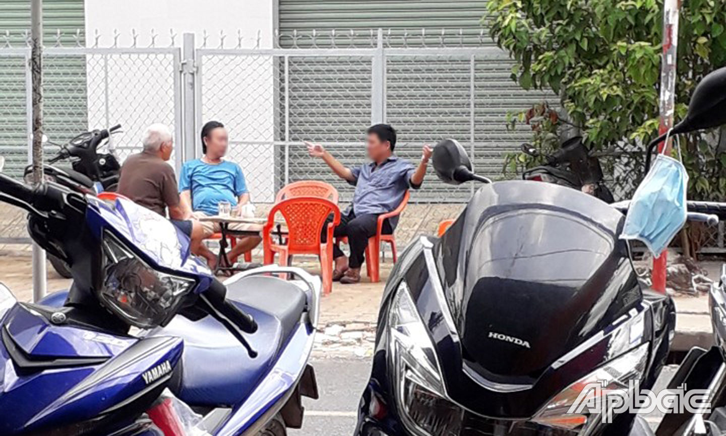 Người dân Mỹ Tho ngồi uống cà phê không đảm bảo khoảng cách.