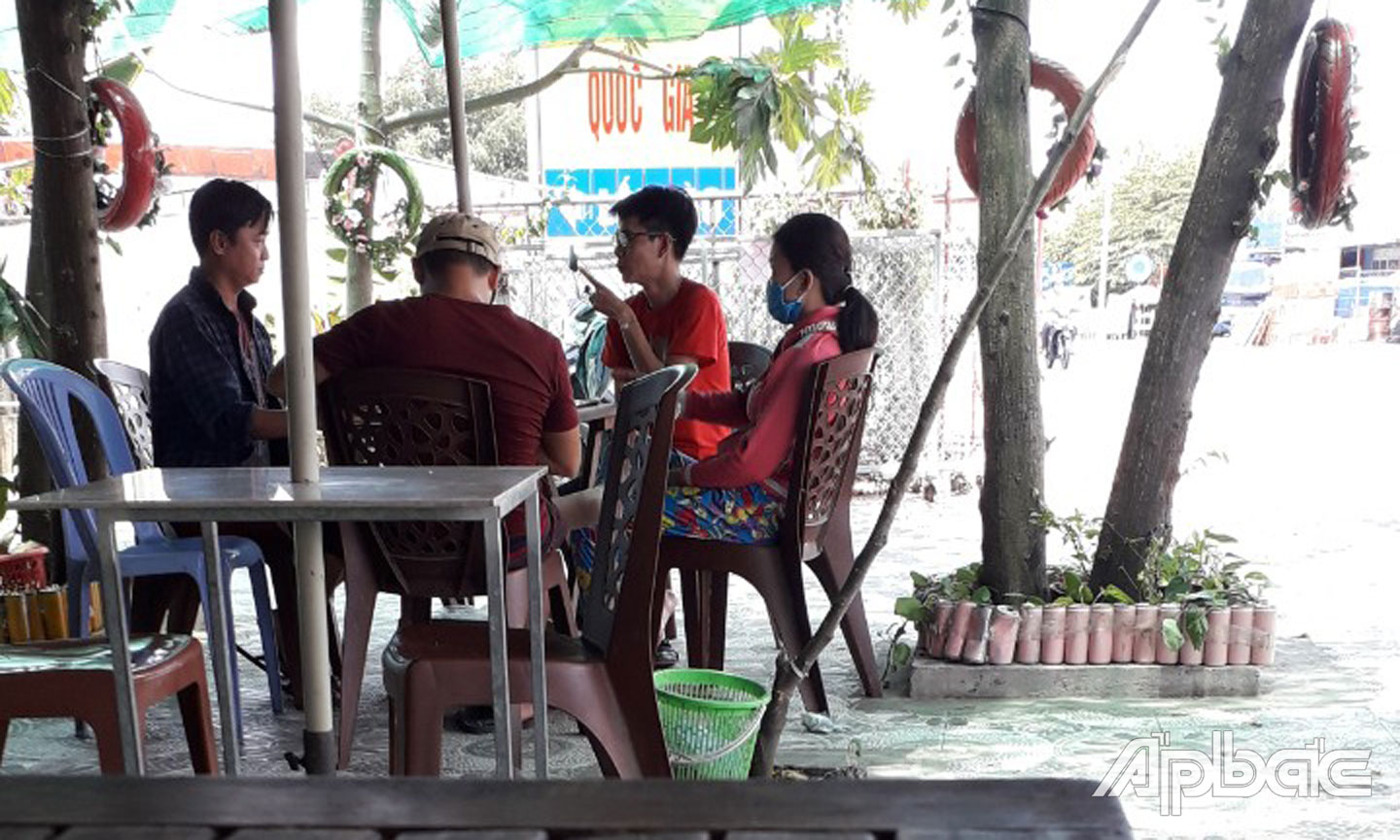 Một quán giải khát tại thị trấn Chợ Gạo không đảm bảo khoảng cách giữa người với người.