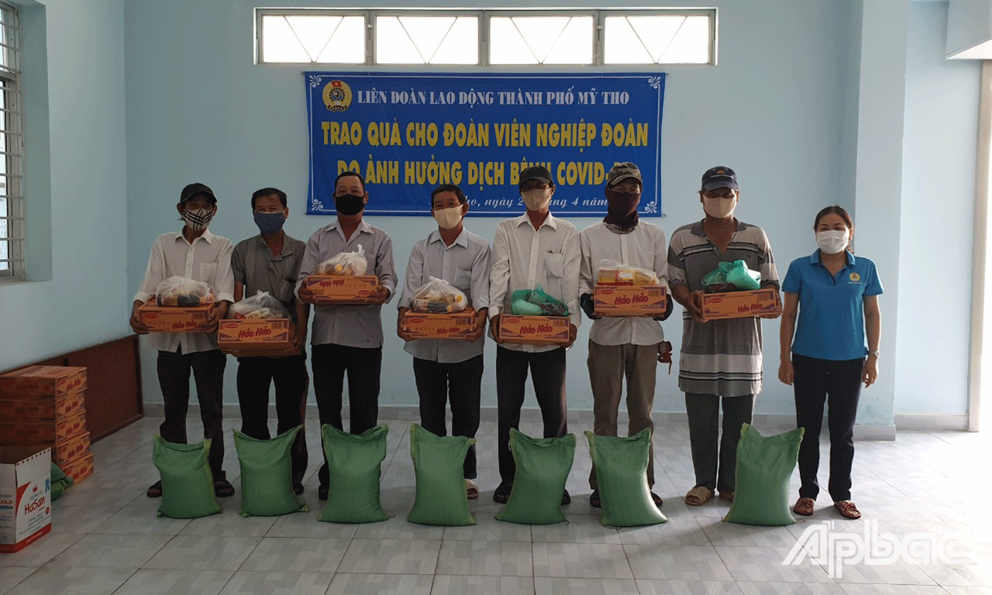 Các đoàn viên nghiệp đoàn nhận quà là nhu yếu phẩm từ LĐLĐ TP. Mỹ Tho