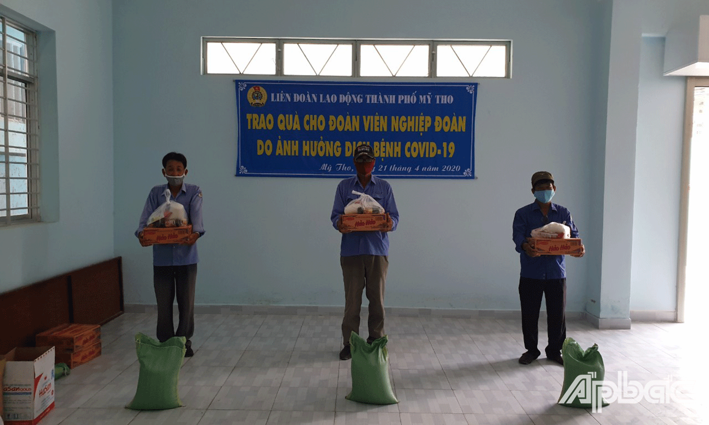 Các đoàn viên nghiệp đoàn nhận quà là nhu yếu phẩm từ LĐLĐ TP. Mỹ Tho