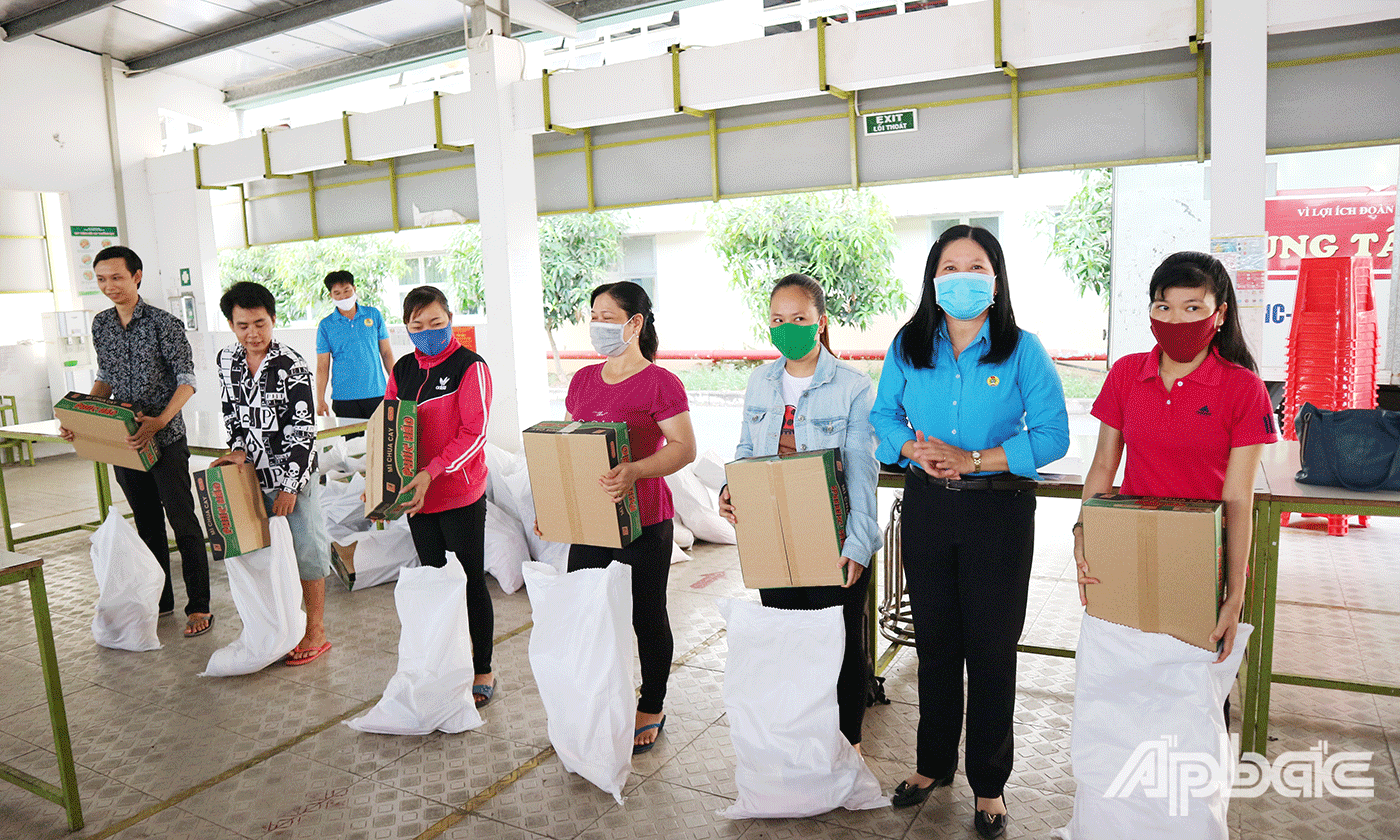 Công nhân vui mừng nhận quà hỗ trợ từ Công đoàn Các khu công nghiệp Tiền Giang