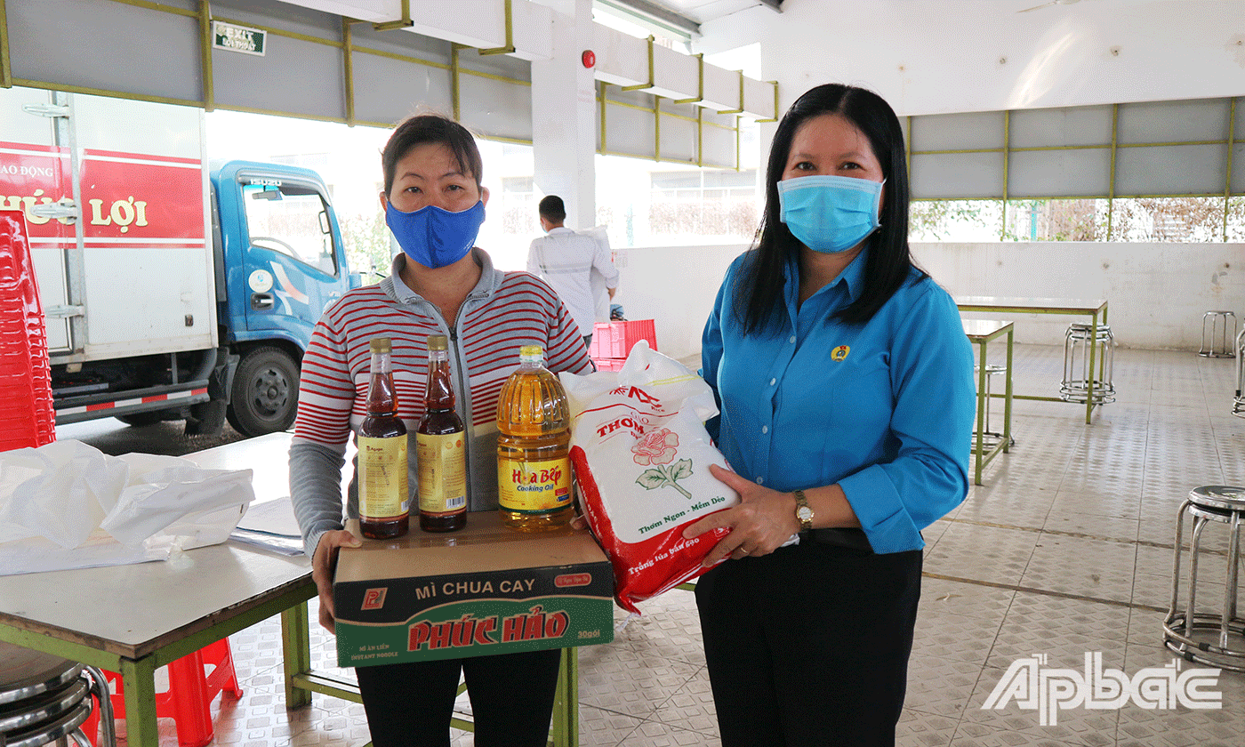 Đồng chí Nguyễn Thị Thùy Dương Chủ tịch Công đoàn Các khu công nghiệp tỉnh trao tặng quà đến công nhân lao động có hoàn cảnh khó khăn