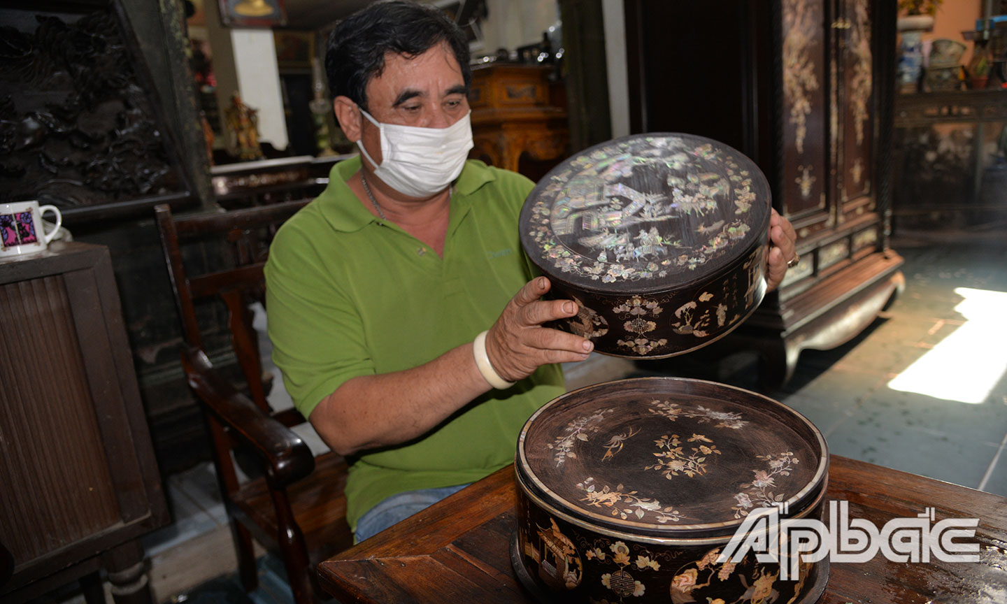 ông Võ Kim Phước sưu tầm được nhiều đồ cổ qua nhiều giai đoạn lịch sử.