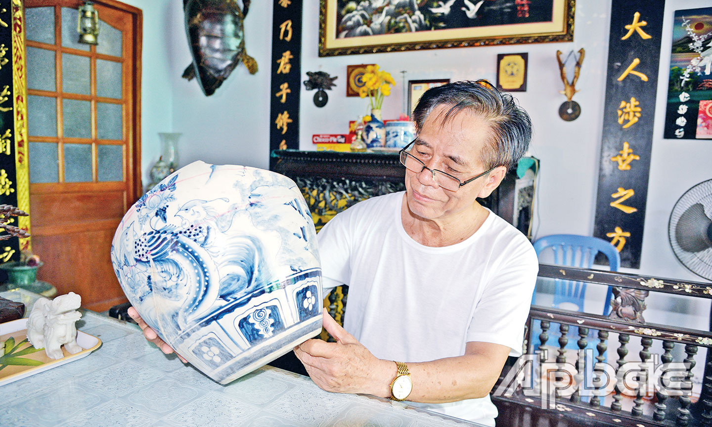 Ông Lê Ái Siêm đam mê sưu tầm nhiều đồ cổ quý. 
