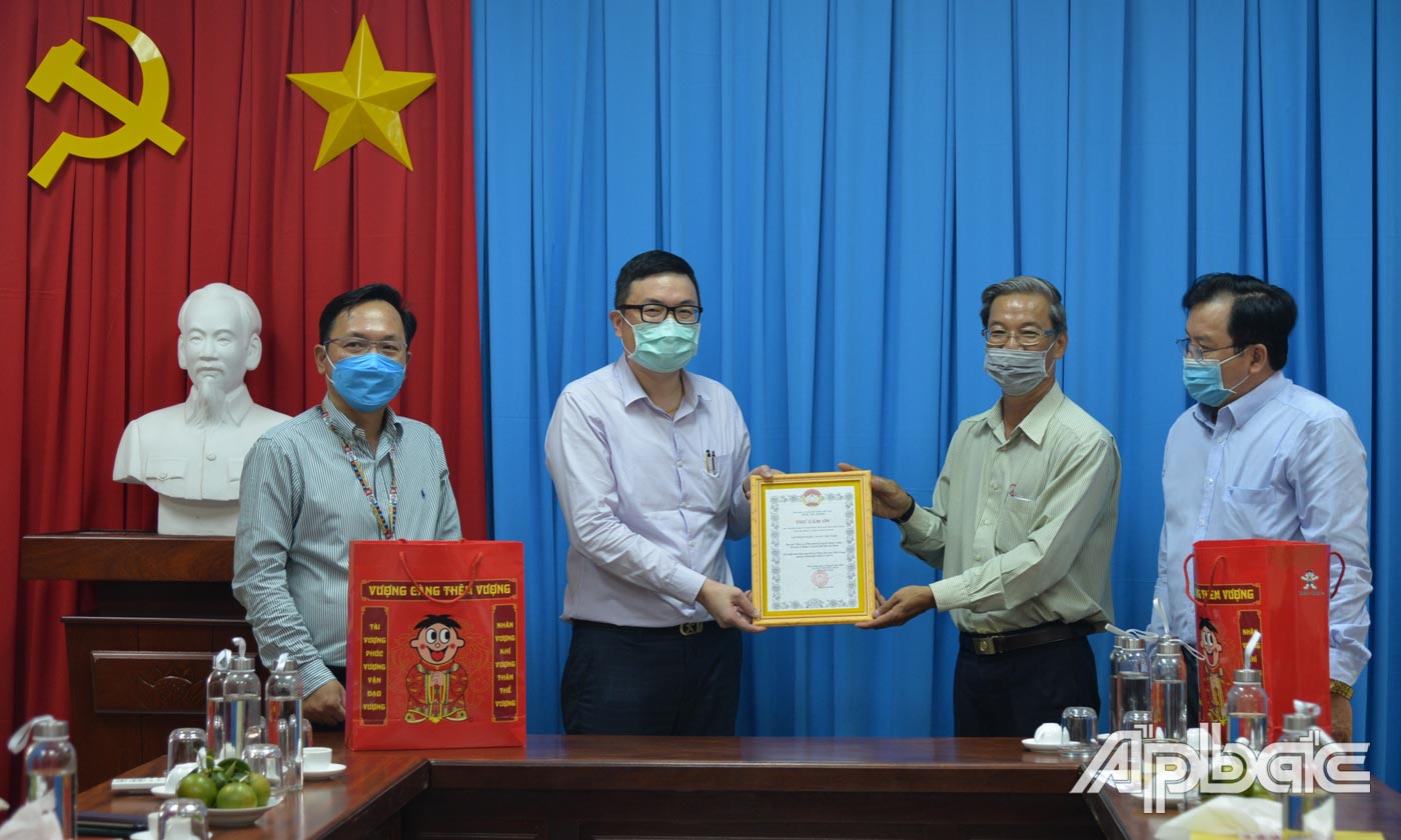 UBMTTQ tỉnh trao thư cảm ơn Tập đoàn Want-Want.