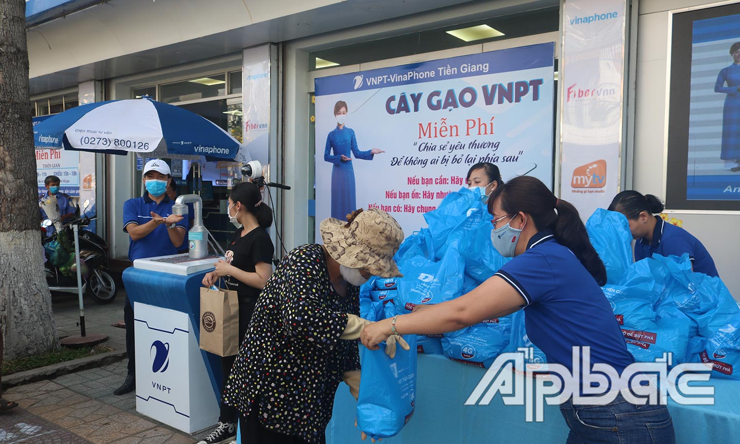 Người dân đến nhận gạo miễn phí tại cây “ATM” gạo trên địa bàn TP. Mỹ Tho.