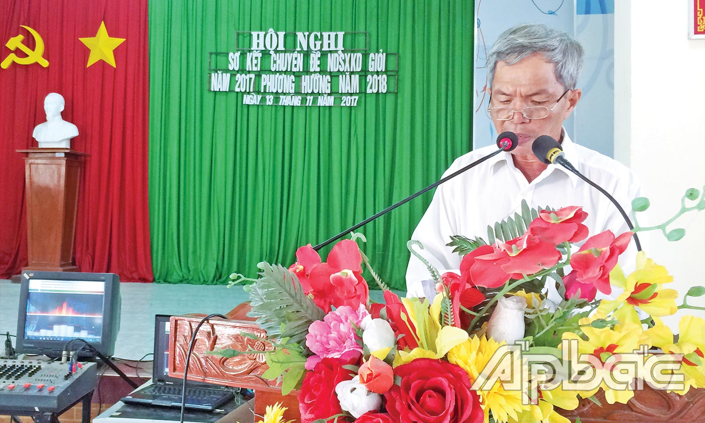 Ông Thanh báo cáo điển hình tại Hội nghị chuyên đề nông dân sản xuất, kinh doanh giỏi xã Phú Kiết năm 2017.