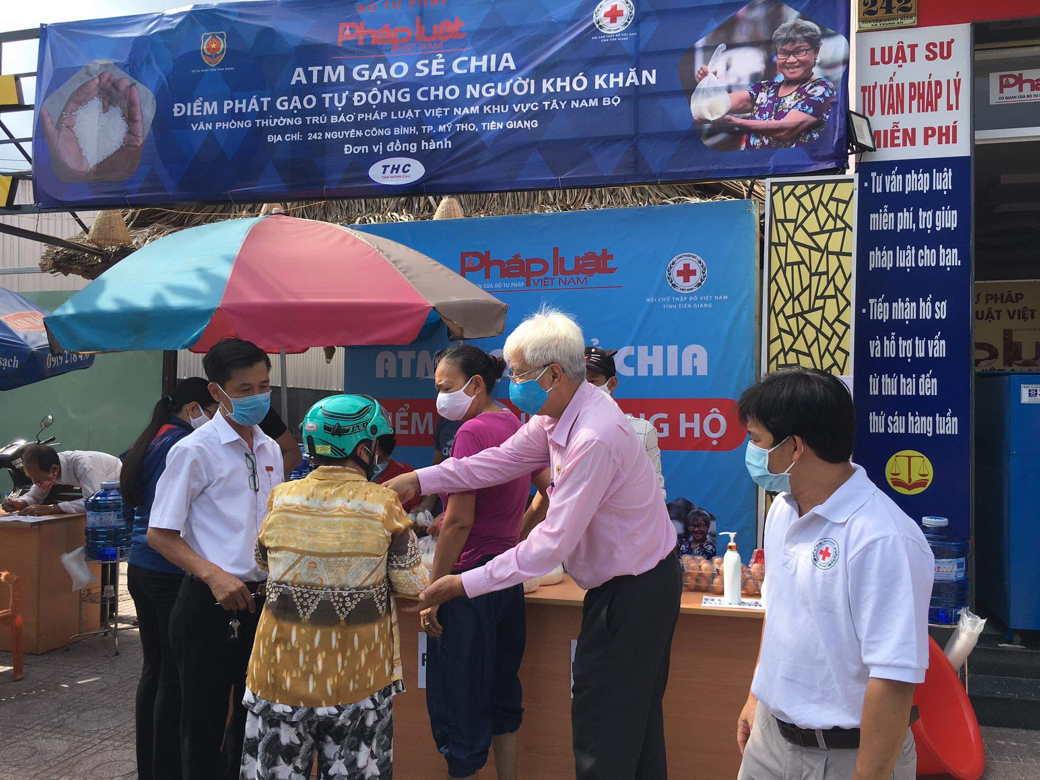 Phát gạo cho người dân vào chiều 27-4.