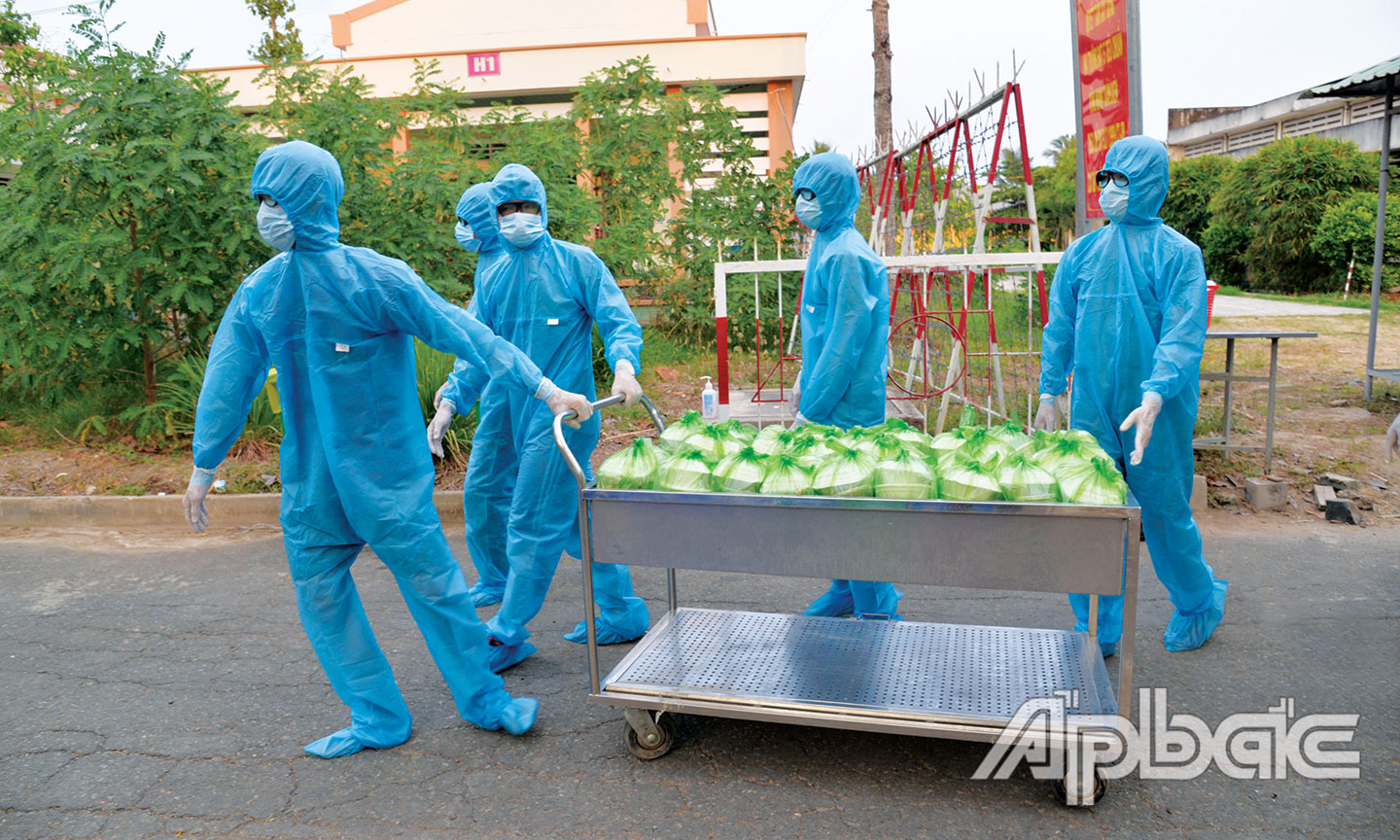 Các suất ăn được chiến sĩ đưa đến tận phòng, phục vụ người được cách ly. Ảnh: THỦY HÀ