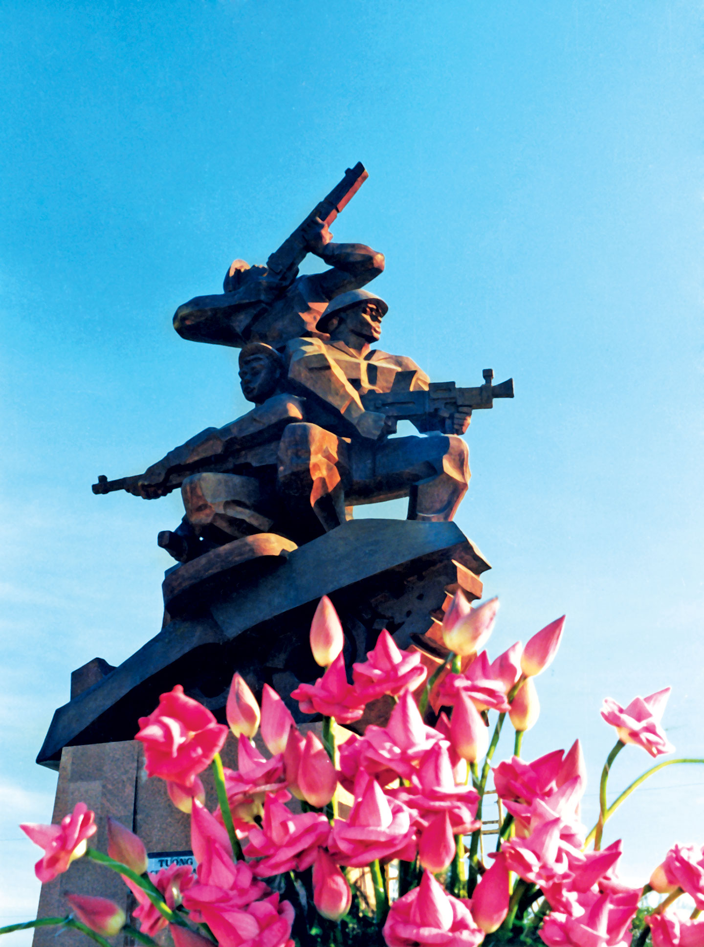 Tượng đài 3 chiến sĩ gang thép. Ảnh: TƯ LIỆU