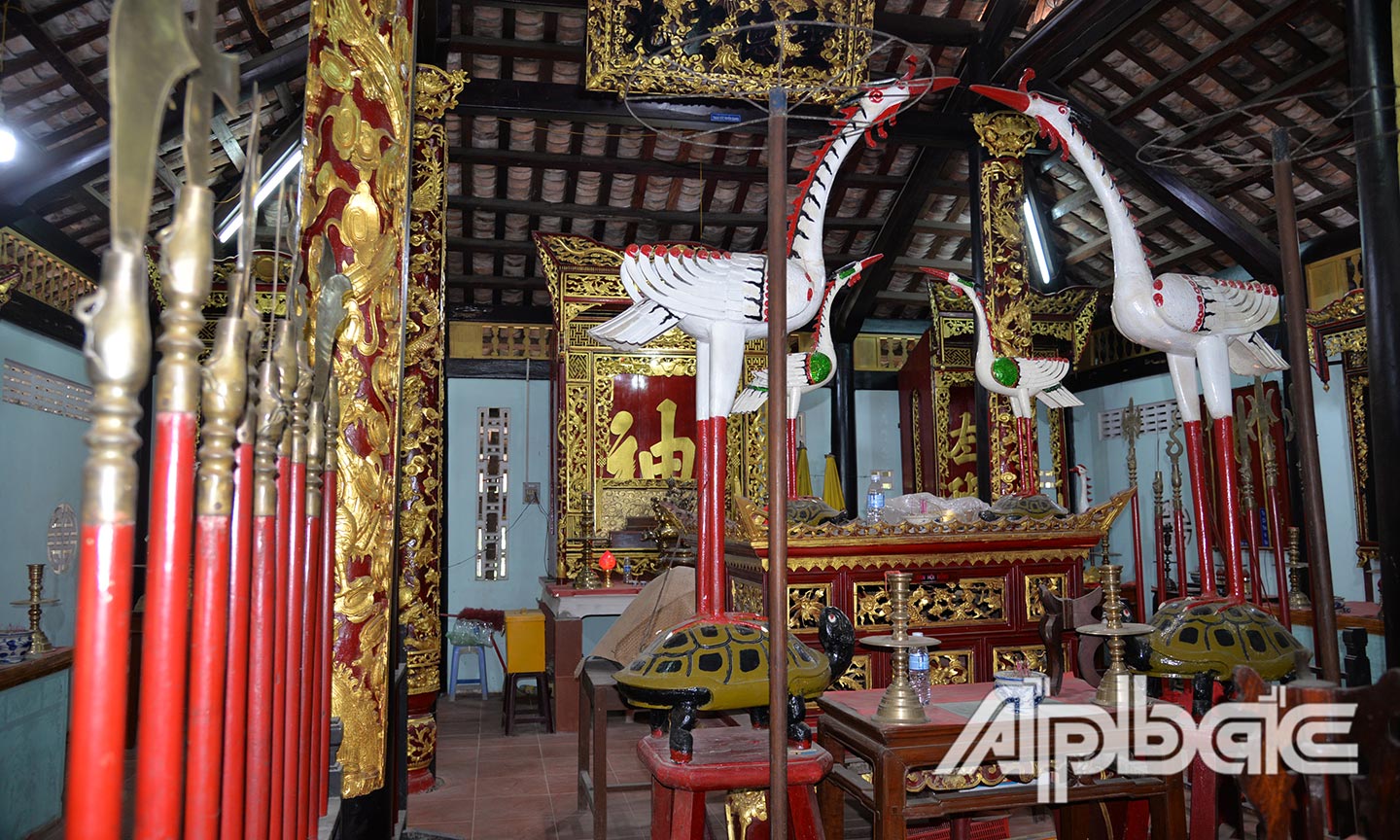    Hoành phi  trang trí nơi chánh điện đình Tân Hiệp.