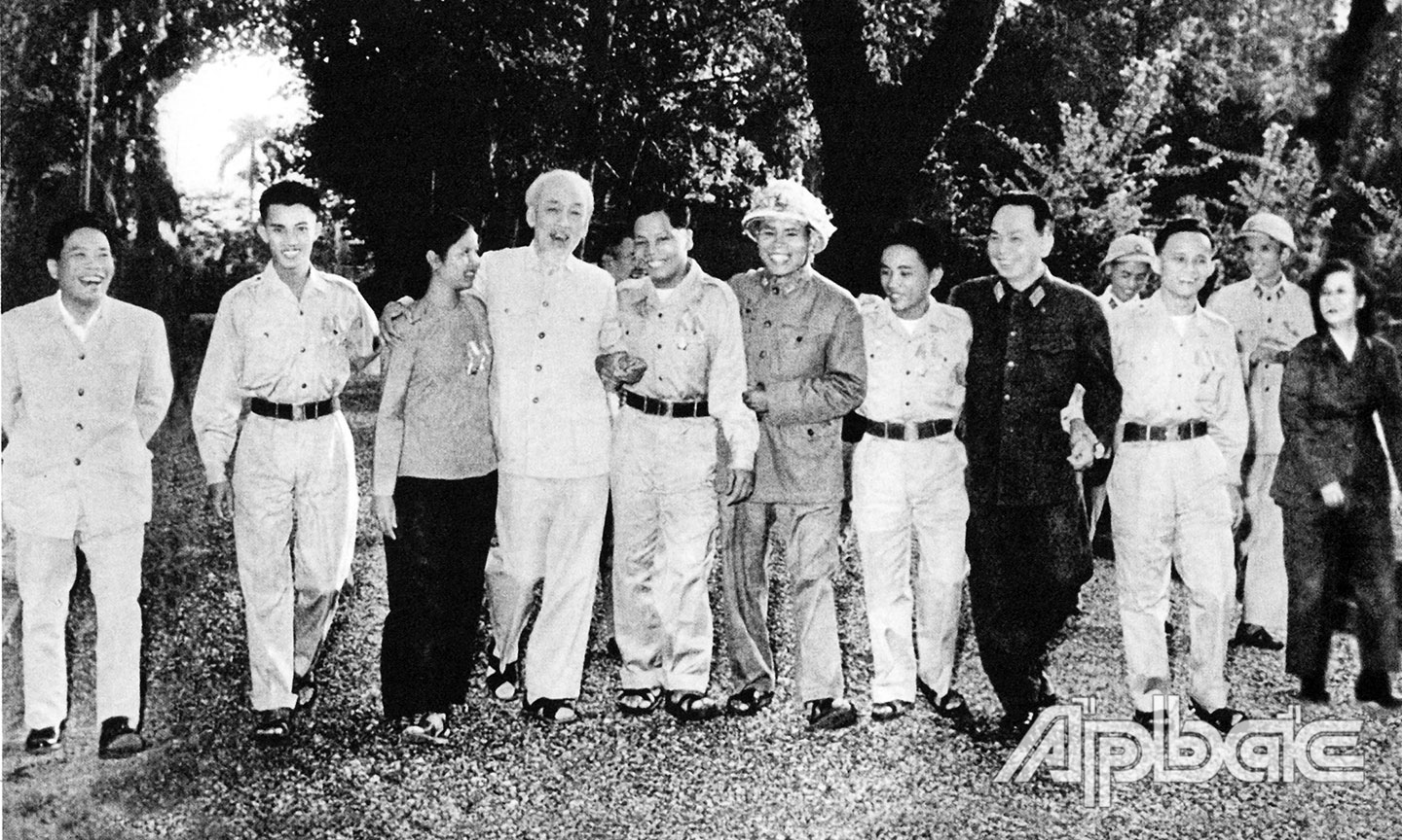 Chủ tịch Hồ Chí Minh với Đoàn đại biểu Anh hùng, chiến sĩ thi đua các lực lượng vũ trang nhân dân giải phóng miền Nam  ra thăm miền Bắc (ngày 11-11-1965).