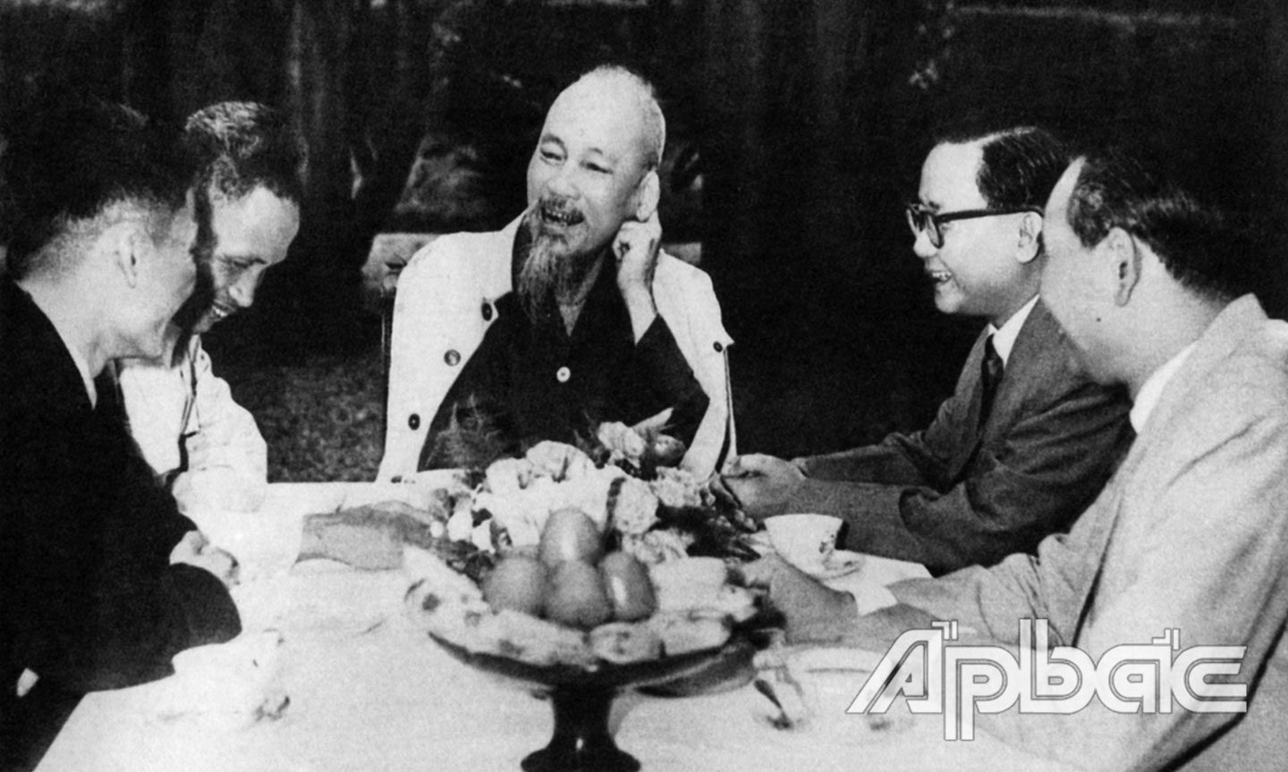 Chủ tịch Hồ Chí Minh tiếp Đoàn đại biểu Mặt trận Dân tộc  Giải phóng miền Nam Việt Nam lần đầu tiên ra thăm  miền Bắc (ngày 20-10-1962).