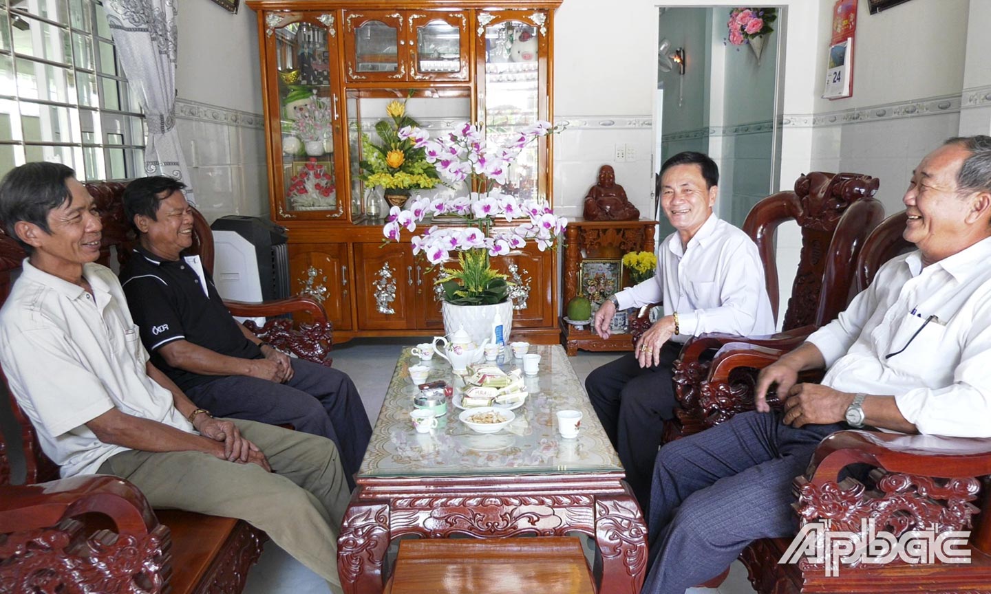 Ông Thứng (thứ 2 từ phải qua) trao đổi với hội viên CCB xã Tam Bình về việc hỗ trợ các CCB có hoàn cảnh khó khăn  ở địa phương (ảnh chụp năm 2019).