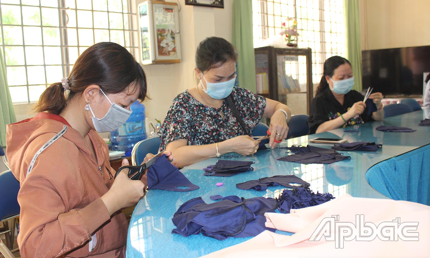 Giáo viên Trường Tiểu học Nguyễn Huệ (TP. Mỹ Tho) may khẩu trang tặng HS.