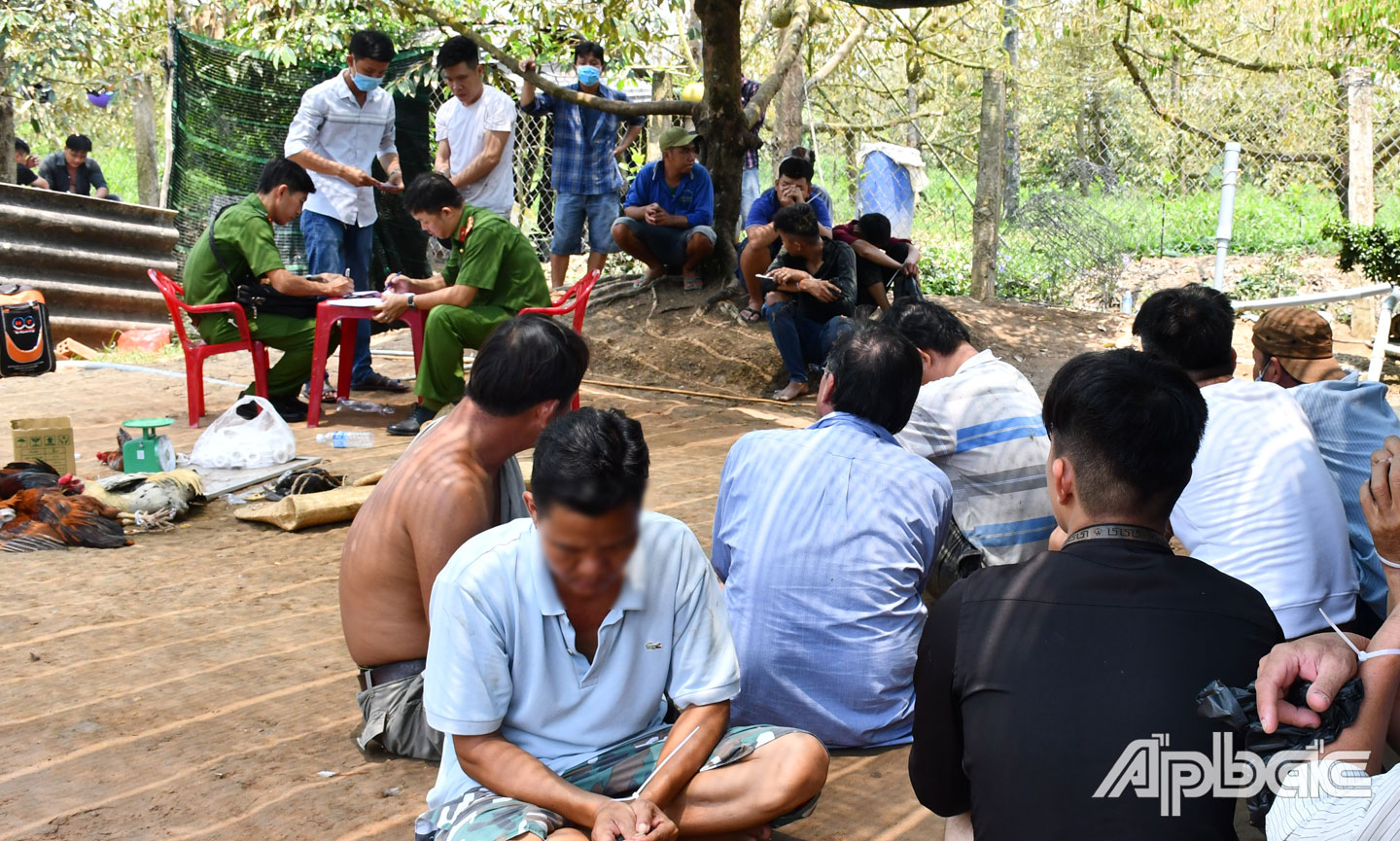 Các đối tượng có mặt tại nơi tổ chức đá gà.