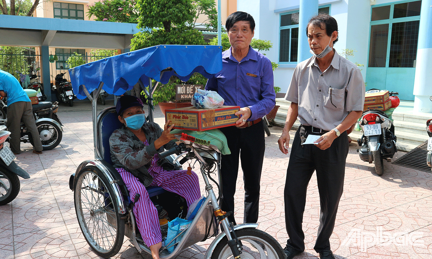 Doanh nhân-nhà thơ Trần Đỗ Liêm trao quà hỗ trợ nạn nhân chất độc da cam/dioxin TP. Mỹ Tho