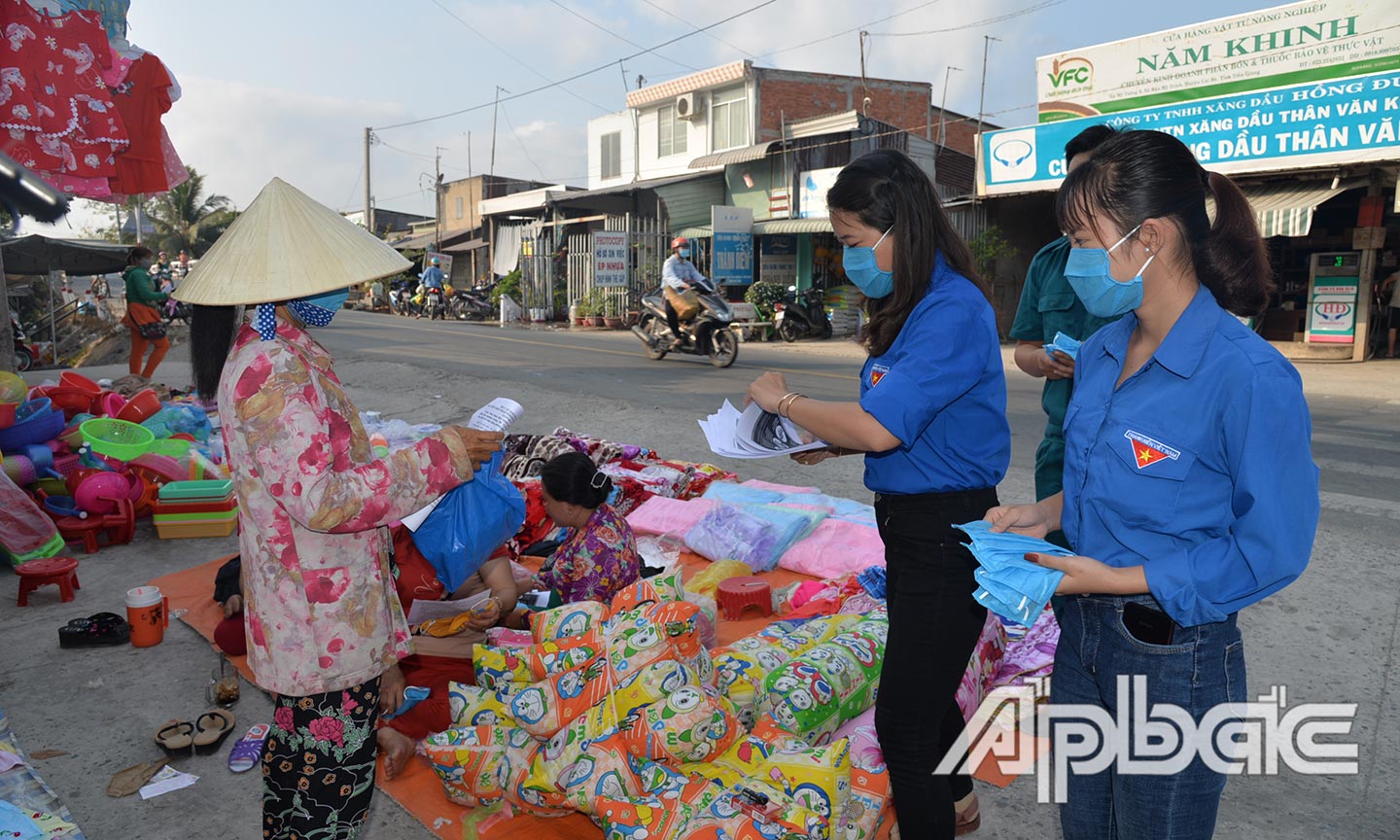 ĐV-TN xã Hậu Mỹ Trinh tuyên truyền và phát khẩu trang miễn phí cho người dân của xã, góp phần phòng, chống dịch bệnh Covid-19.