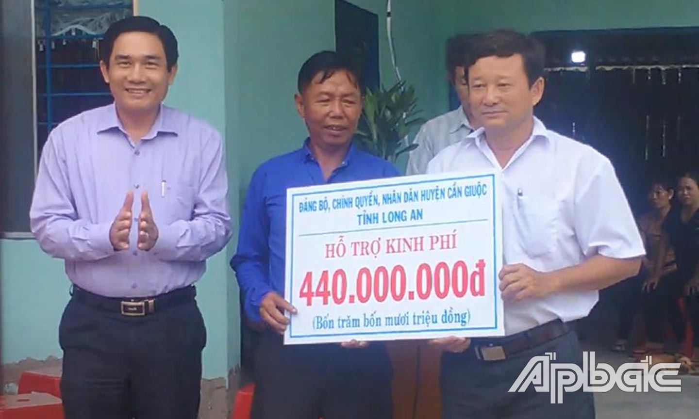 Đồng chí Đặng Công Tiên (bìa phải) luôn hết lòng, tận tuỵ với công việc, nhất là quan tâm chăm lo cho người nghèo (ảnh chụp năm 2018).