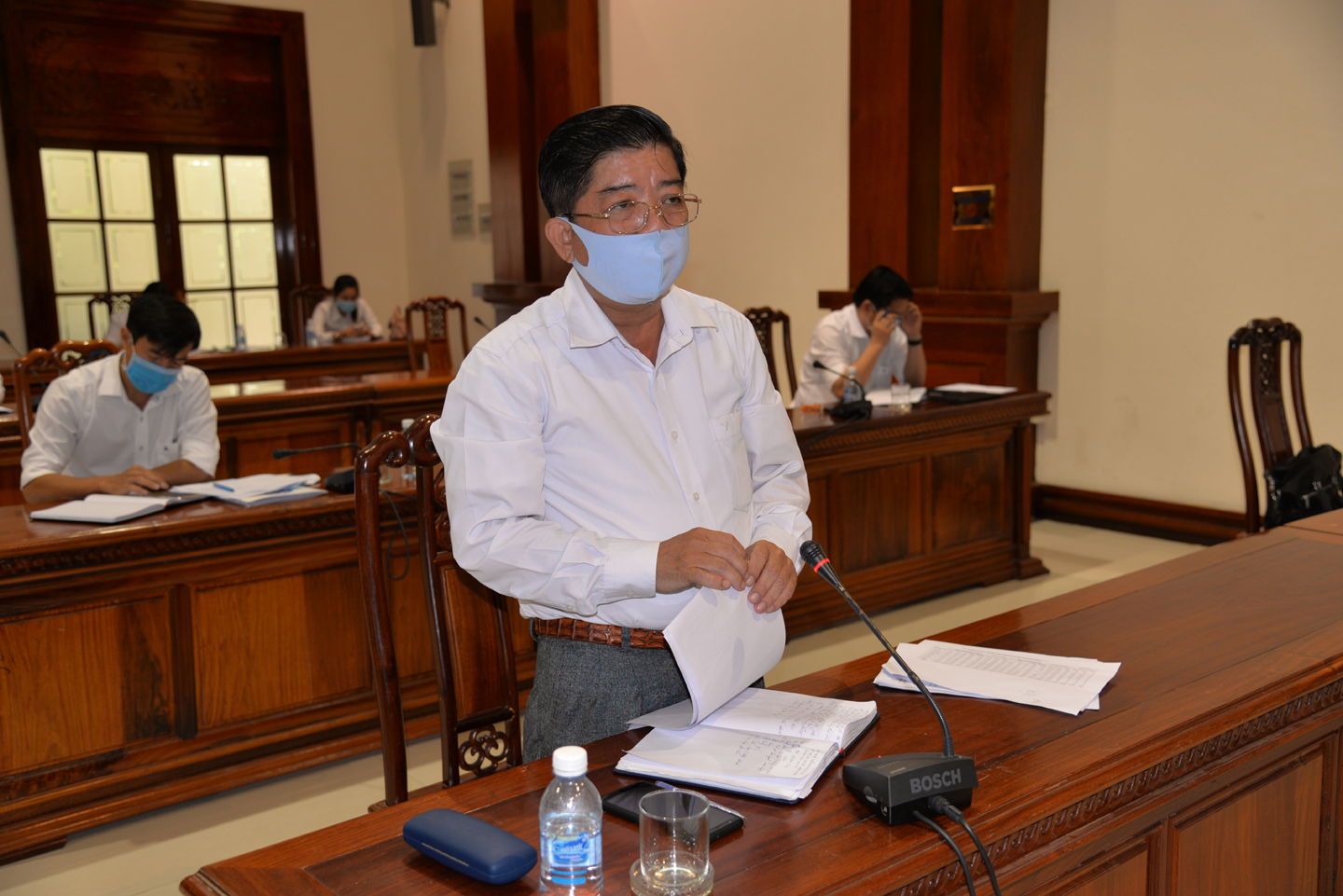 Phó Chủ tịch UBND TX. Cai Lậy báo cáo tiến độ thực hiện đồng thời nêu những khó khăn của đơn vị công tác chi hỗ trợ cho các đối tượng xã hội