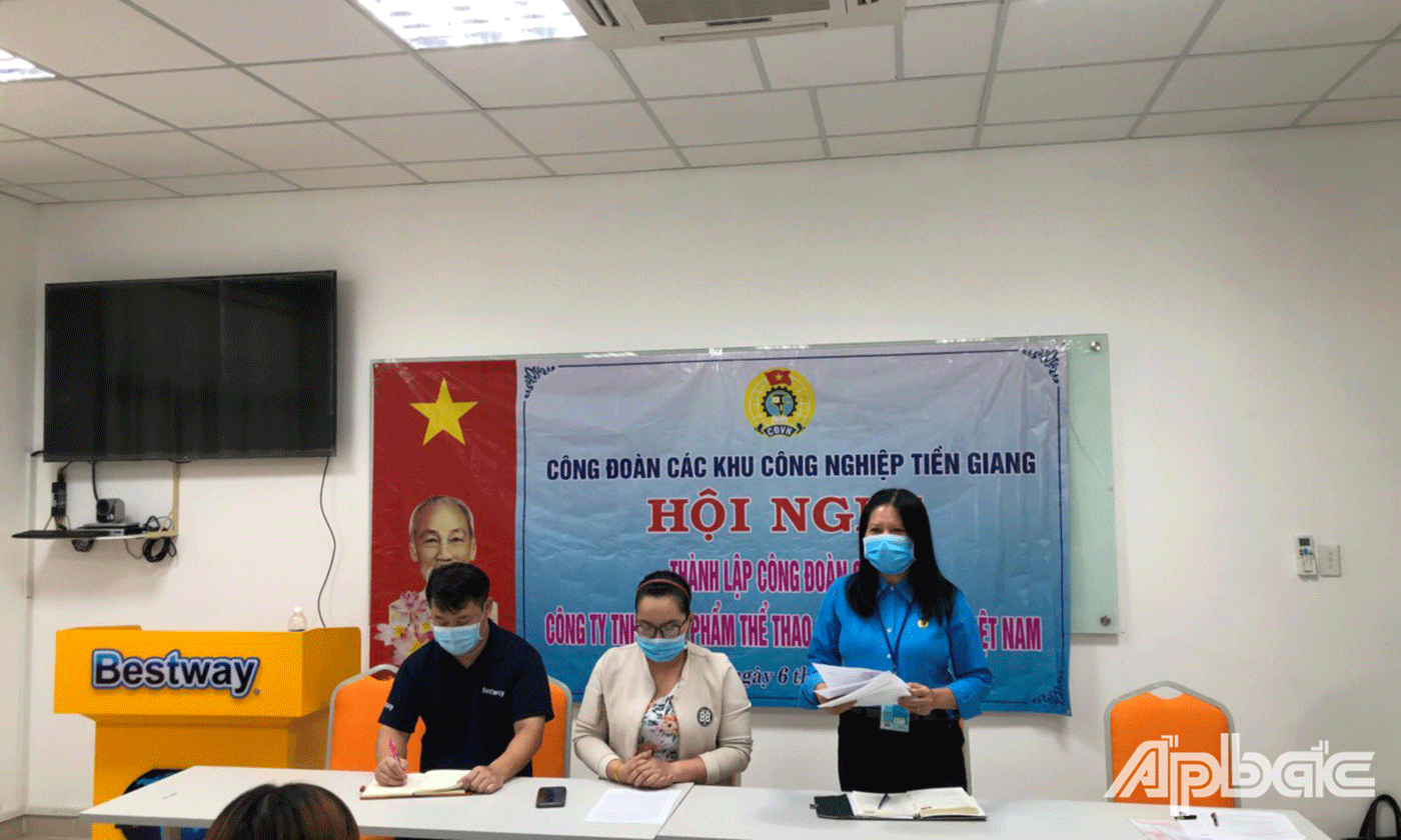 Đồng chí Nguyễn Thị Thùy Dương Chủ tịch Công đoàn Các khu công nghiệp tỉnh trao tặng quà đến công nhân lao động có hoàn cảnh khó khăn