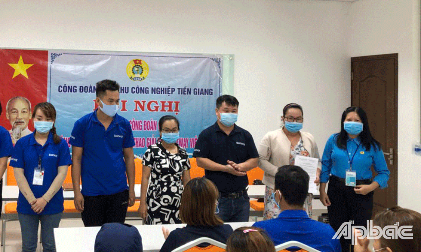 Ban Chấp hành CĐCS lâm thời ra mắt tại hội nghị