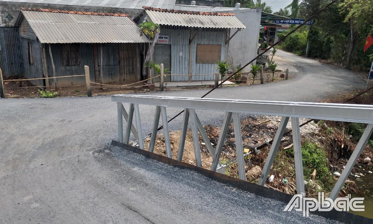 Góc cua rất khó khiến nhiều phương tiện té ngã.