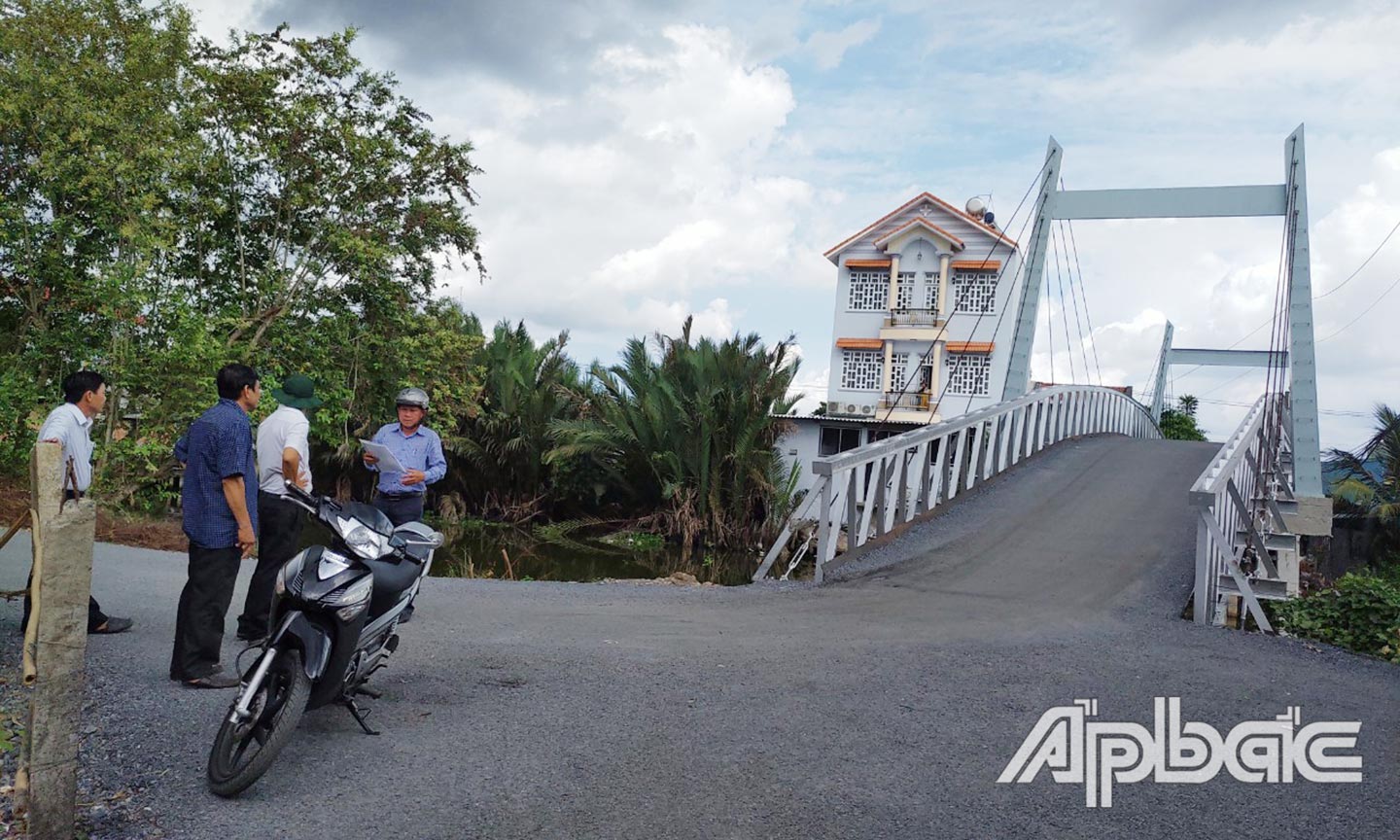 Đoàn tiến hành khảo sát độ an toàn của cầu Phú Thạnh C.