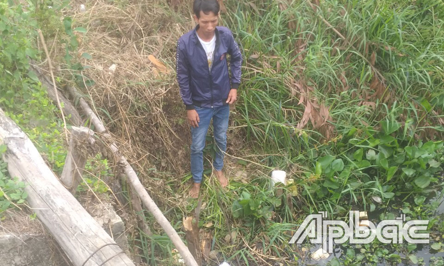 Đối tượng Phú tại hiện trường vụ án.