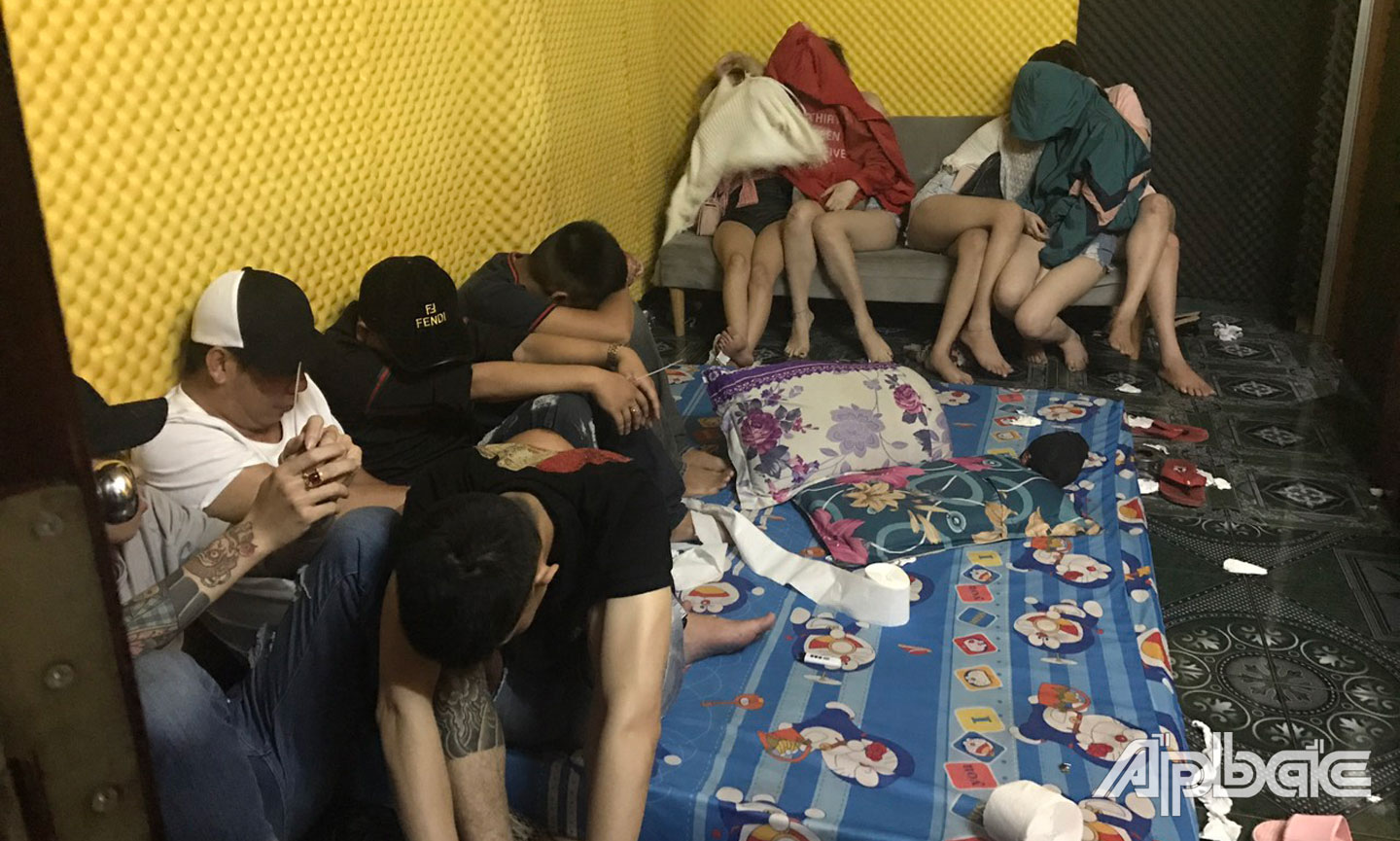 Số nam nữ thuê khách sạn để sử dụng ma túy.