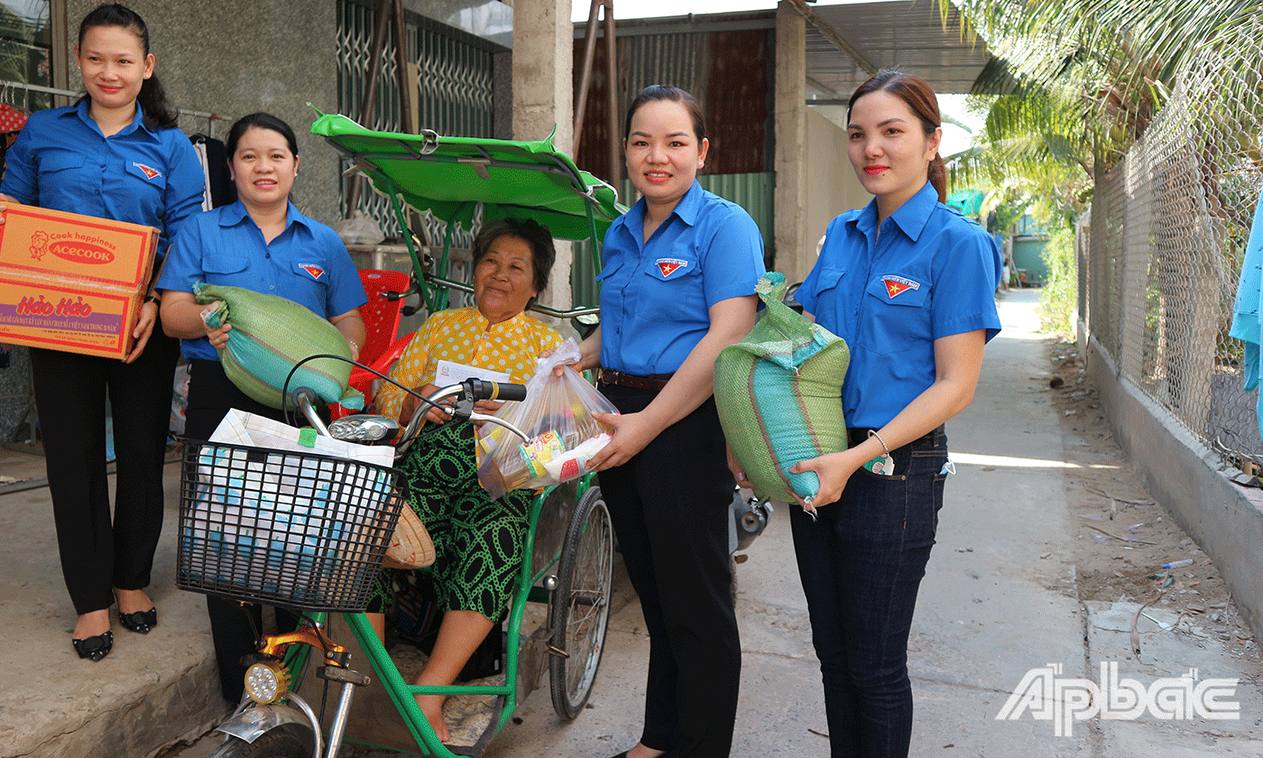 Đoàn cơ sở công ty TNHH MTV xổ số kiến thiết Tiền Giang tặng quà hỗ trợ cho bà Phạm Thị Lan (nội của em Nguyễn Ánh Ngọc)