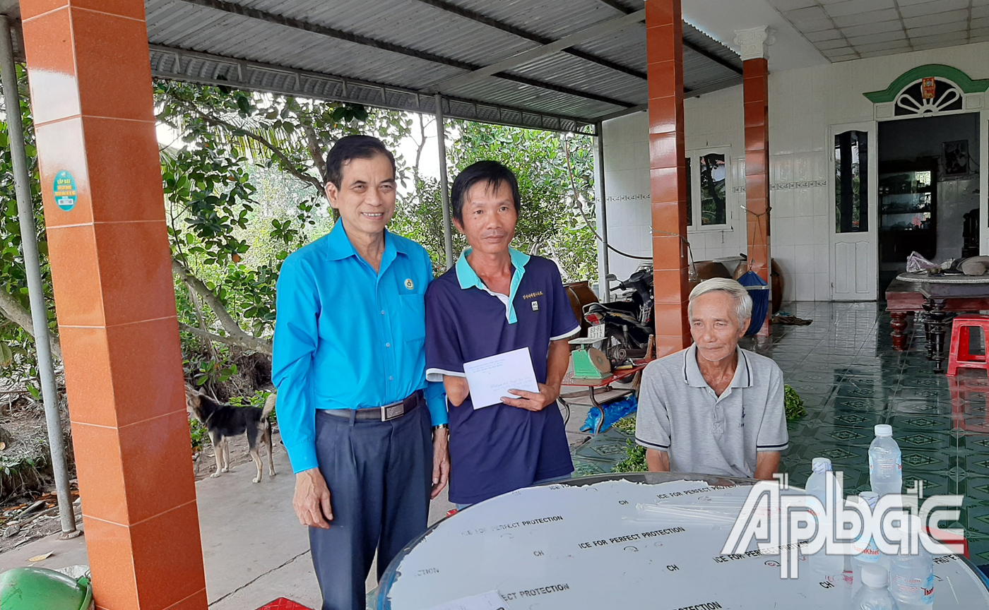 Công nhân công ty TNHH Việt Hoa (kcn Tân Hương) nhận quà từ Chủ tịch Liên đoàn Lao động Tiền Giang