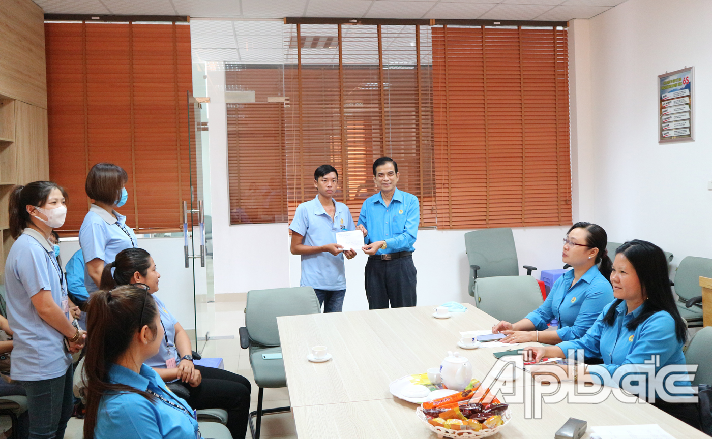 Công nhân bị tai nạn lao động, đang làm việc tại công ty TNHH giày Apache Việt Nam 