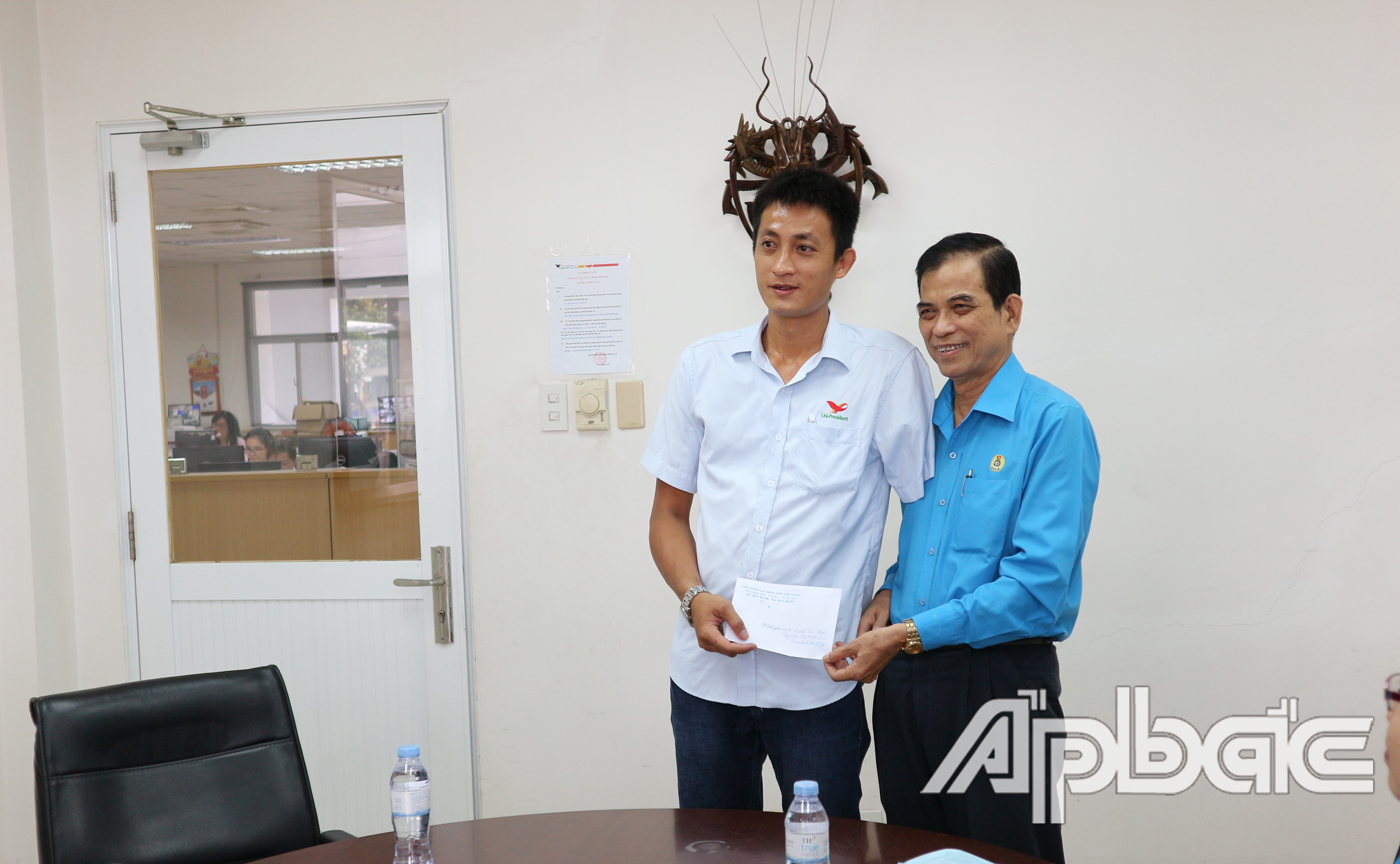 Đồng chí Trương Văn Hiền Chủ tịch Liên đoàn Lao động tỉnh tặng quà cho công nhân bị tai nạn lao động