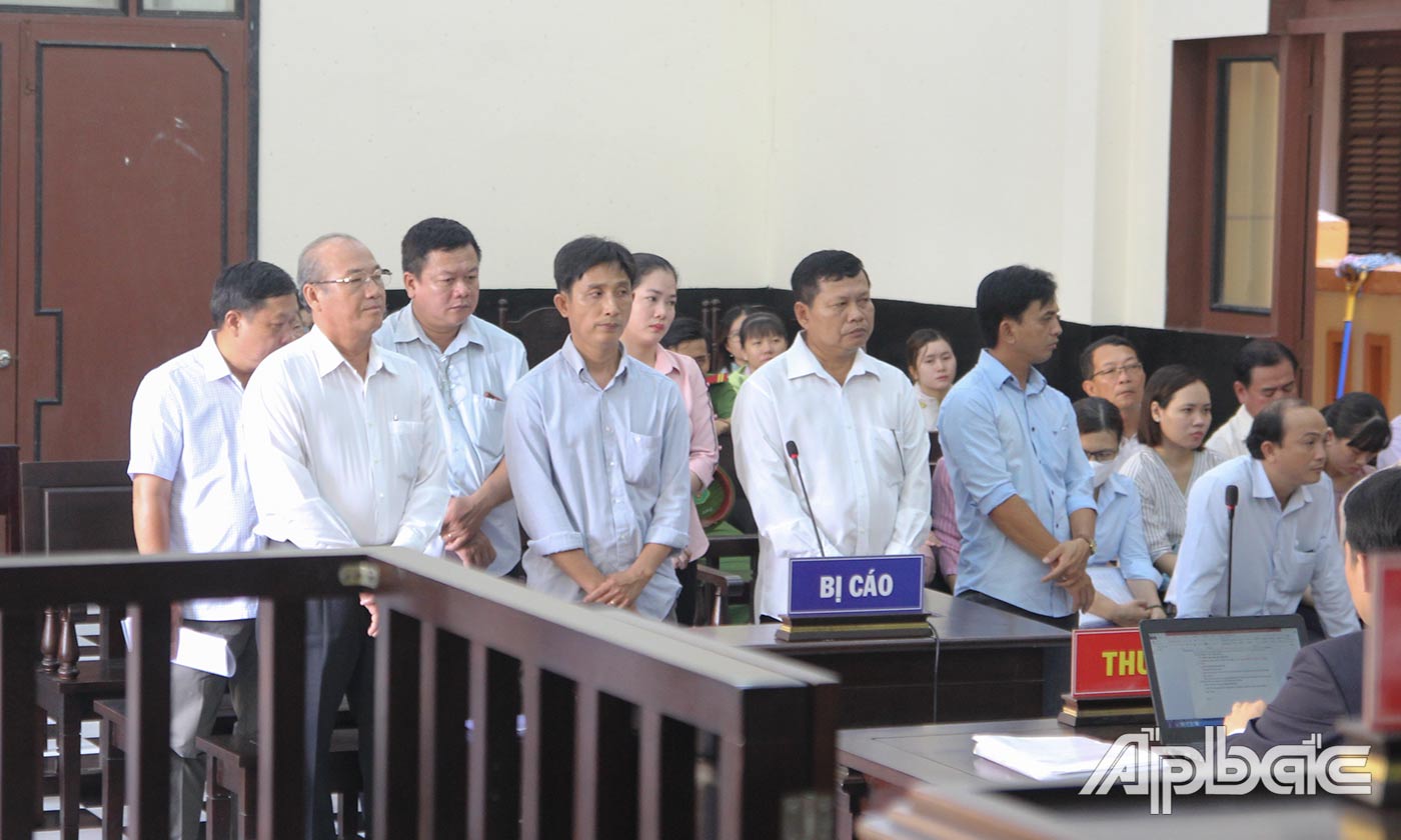 Các bị cáo tham gia phiên tòa sơ thẩm sáng ngày 13-5.
