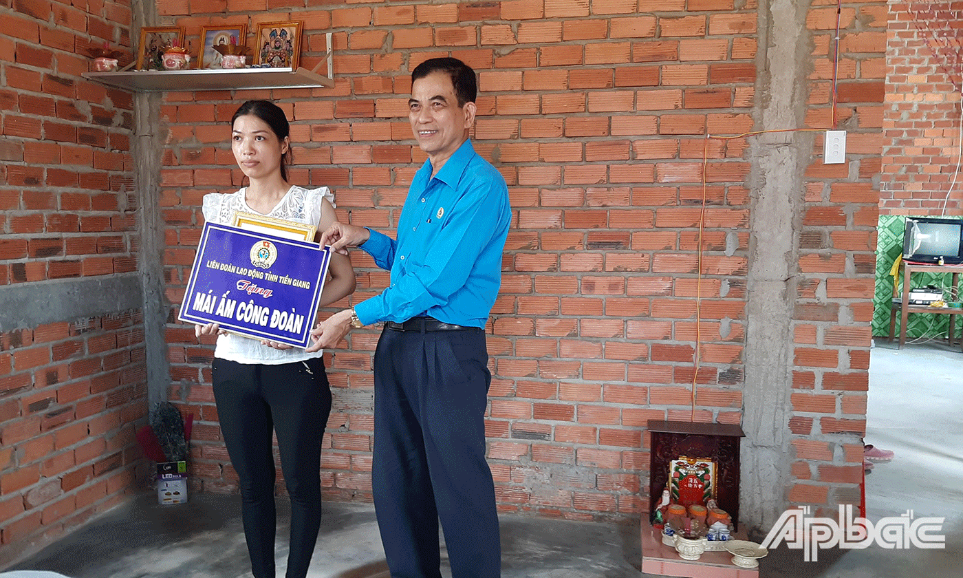 Chủ tịch LĐLĐ tỉnh Trương Văn Hiền trao bảng tượng trưng Mái ấm Công đoàn cho công đoàn viên Nguyễn Thị Bướt