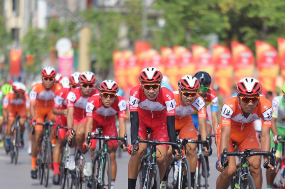 Tay đua Nguyễn Tấn Hoài tạm mặc áo vàng sau chặng 1.