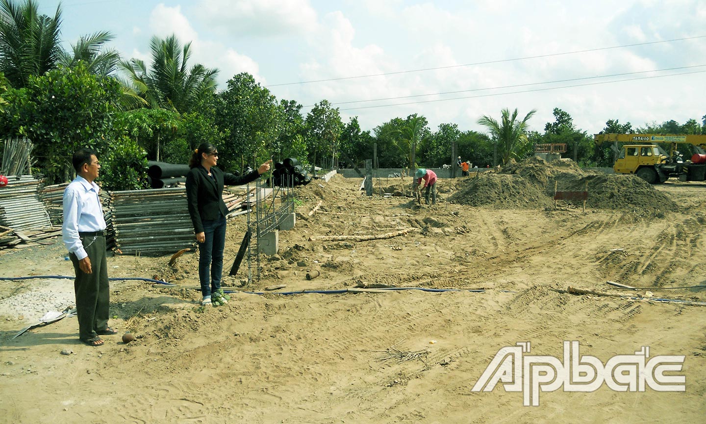 Bà Trần Thị Kim Loan (áo đen) trên mảnh đất hiến tặng xây Trường Mầm non Nhị Mỹ.