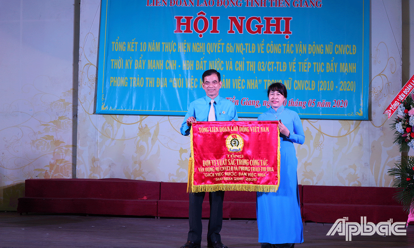 Tổng LĐLĐ Việt Nam trao cờ thi đua cho LĐLĐ tỉnh có thành tích xuất sắc trong công tác vận động nữ CNVCLĐ và phong trào thi đua “GIỏi việc nước, đảm việc nhà” giai đoạn 2010 – 2020.