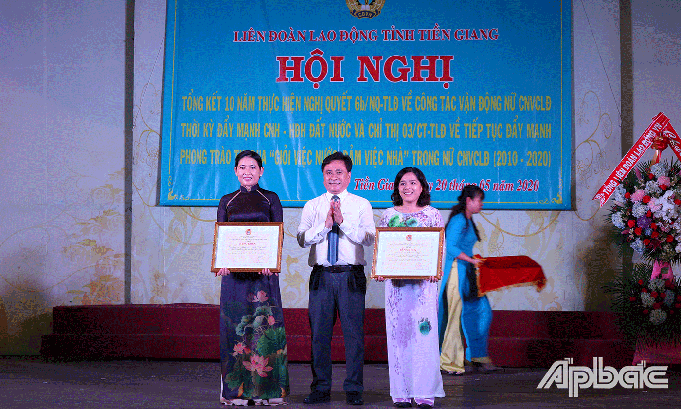 tặng bằng khen cho tập thể CĐCS Trường THPT Nguyễn Đình Chiểu và cá nhân bà Đặng Thị Xuân Uyên – Chủ tịch CĐCS Công ty Cổ phần Dược phẩm Tipharco, 