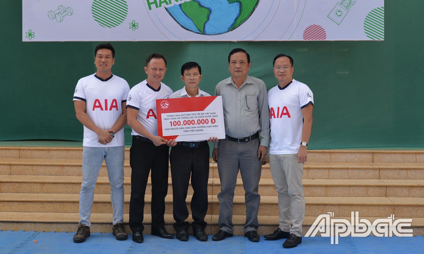 AIA Việt Nam trao bảng tượng trưng 3 hệ thống lọc và chứa nước.