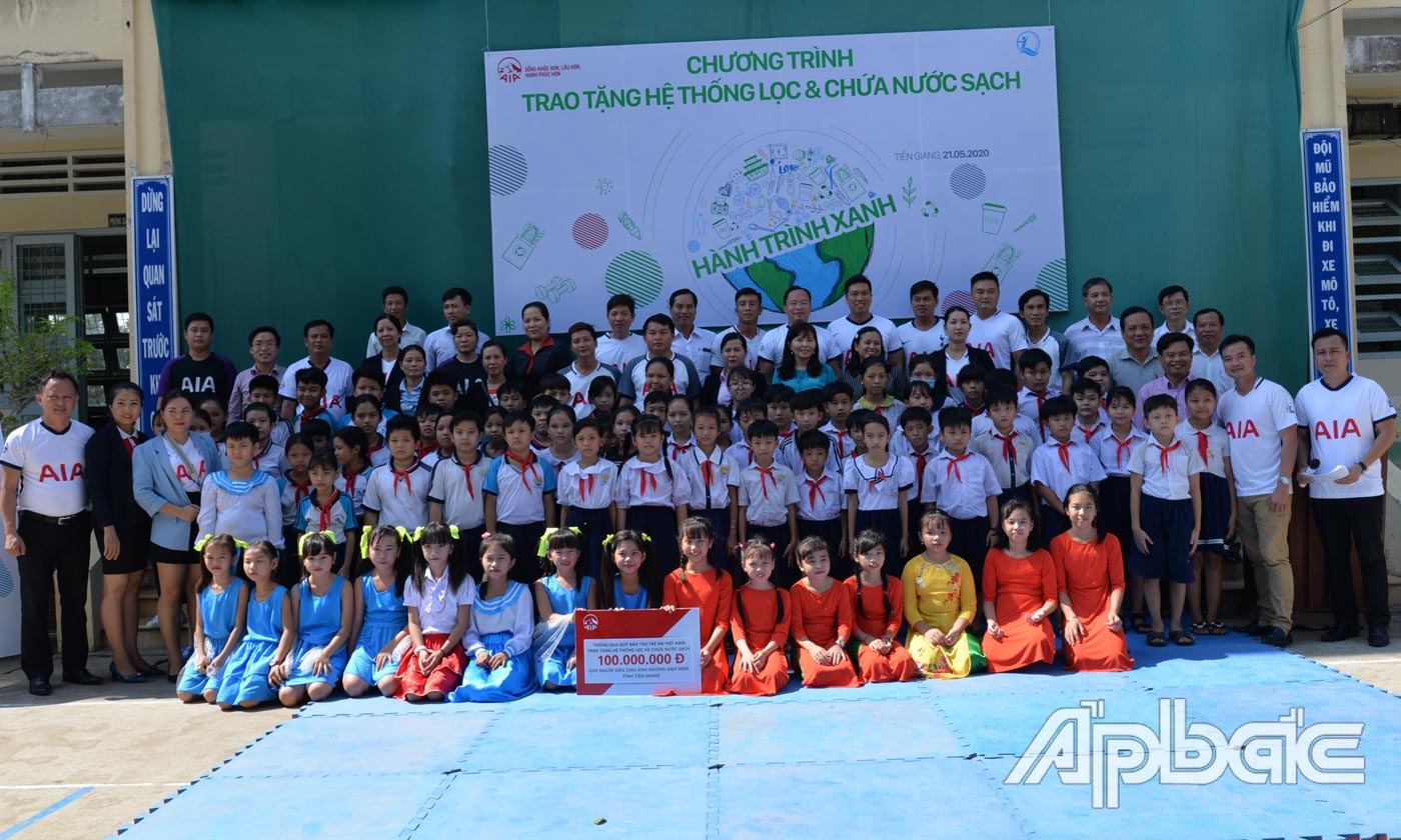 AIA Việt Nam trao hệ thống lọc và chứa nước sạch cho trường Tiểu học Mỹ Lợi A (Cái Bè).
