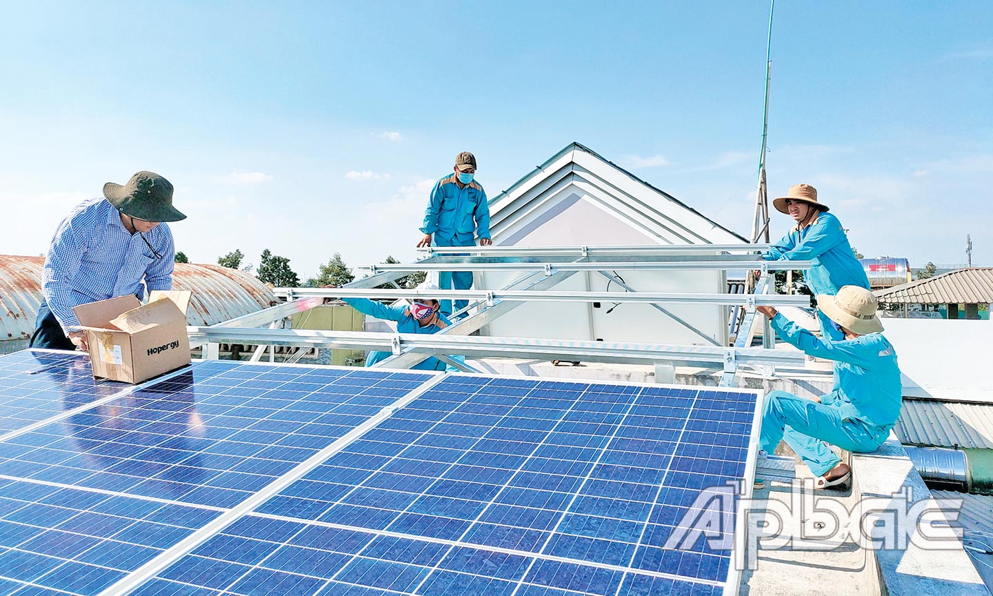 Công nhân đang thi công hệ thống điện NLMT.