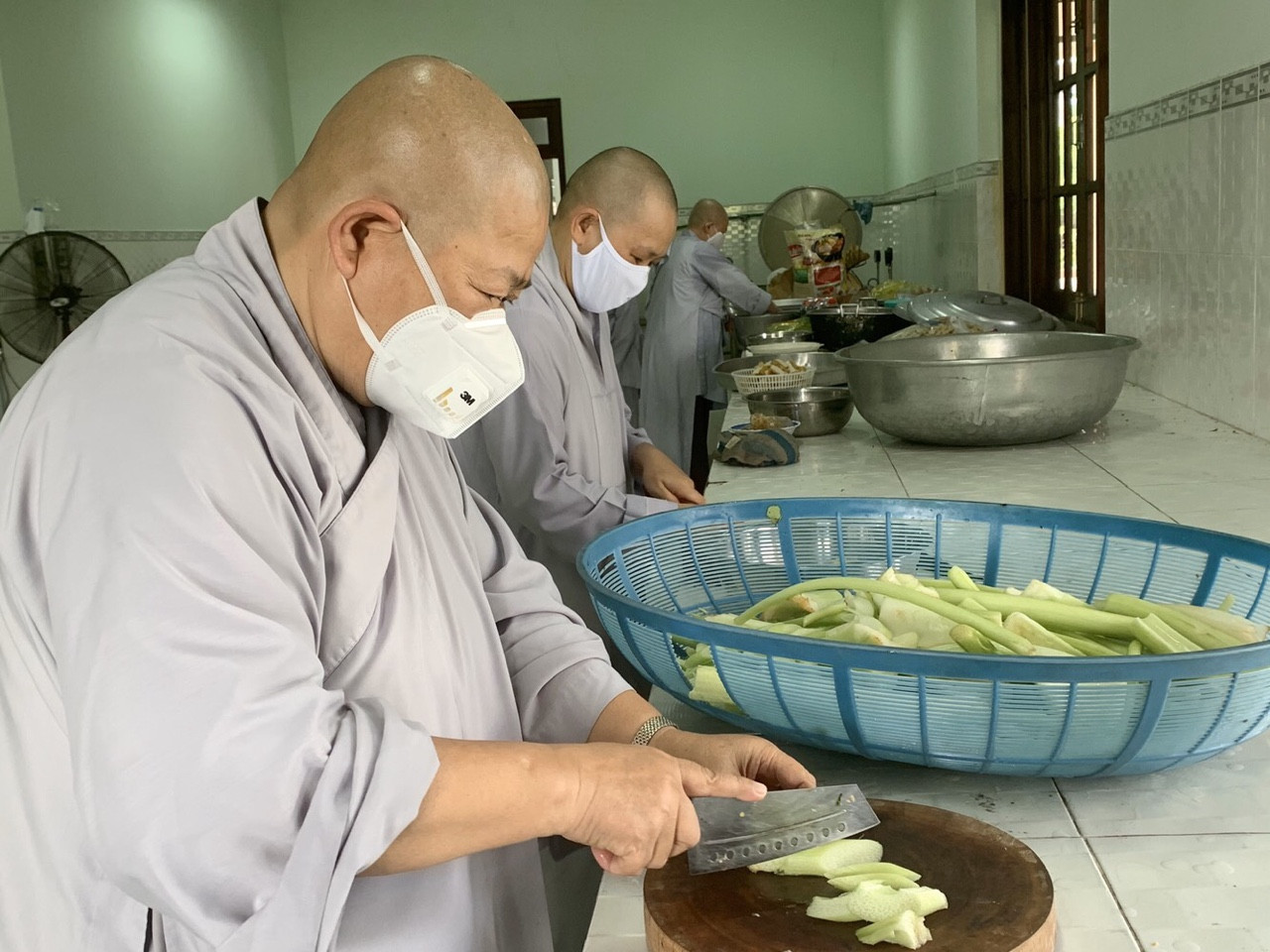 Ni trưởng Thích nữ Tịnh Nghiêm, Phó Trưởng Ban Trị sự Phật giáo tỉnh, Trưởng Phân ban Ni giới cùng các sư cô hướng dẫn nấu món chay và lên thực đơn chay cho các tăng, ni đang thực hiện cách ly y tế tại khu cách ly Trường quân sự tỉnh