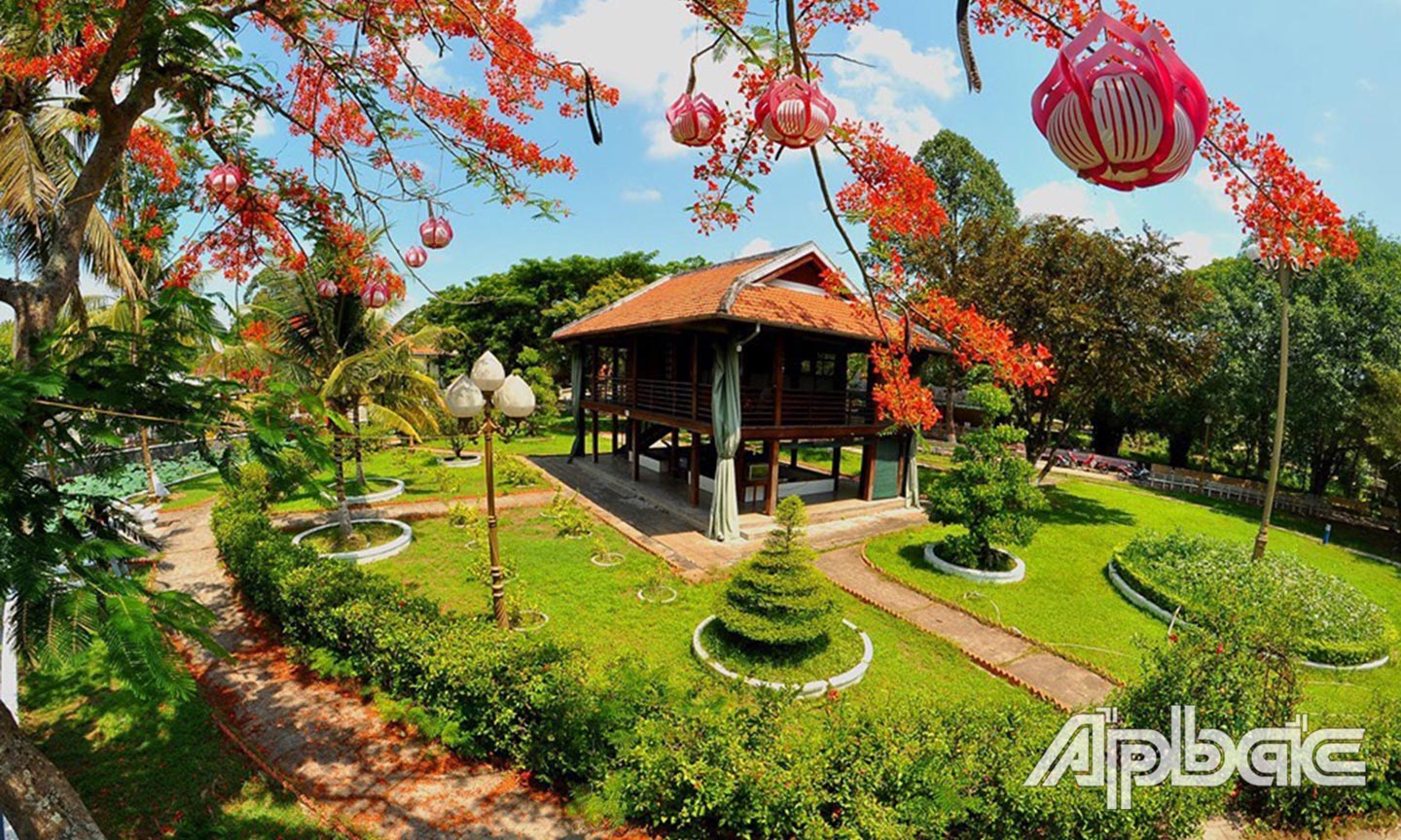 Ngôi nhà sàn giữa rừng hoa Phượng.