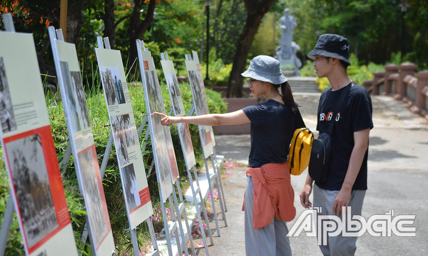Du khách cùng với bộ ảnh “Hồ Chí Minh những nét phát họa chân dung”