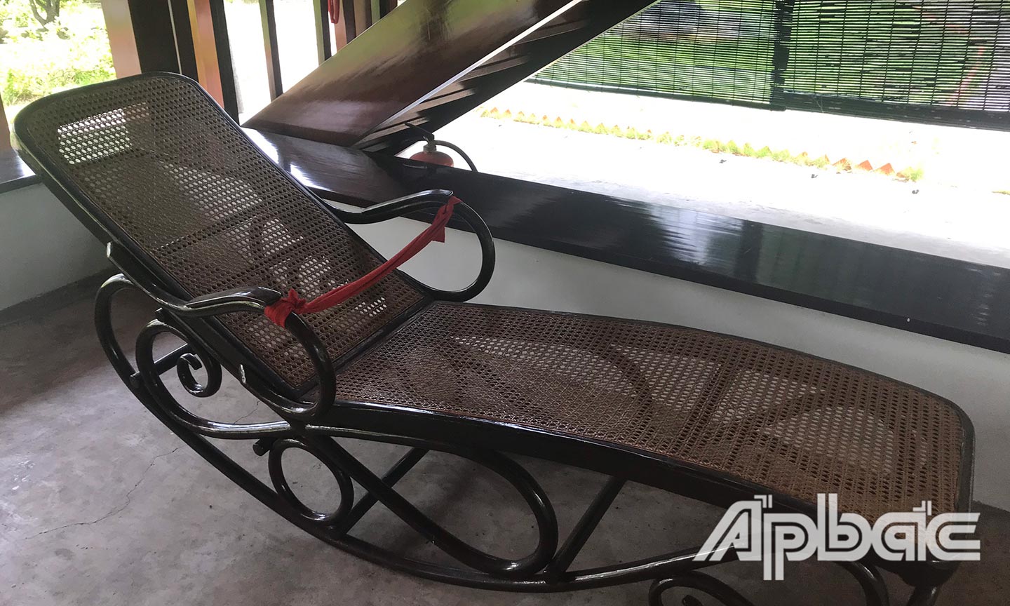  Chiếc ghế dài Bác nằm nghỉ trưa.