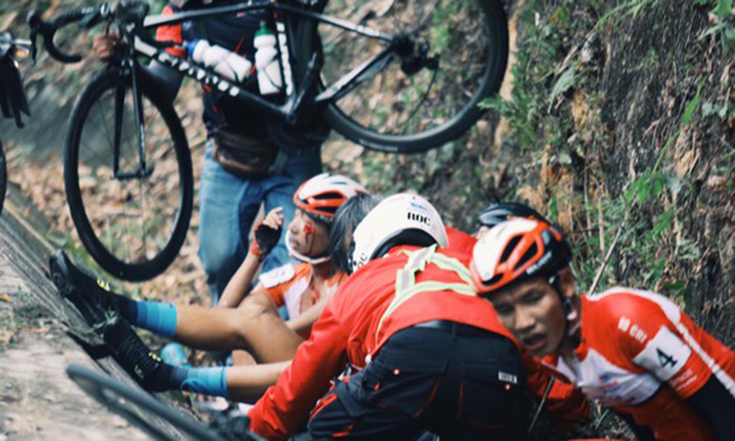 Các tay đua té ngã. 